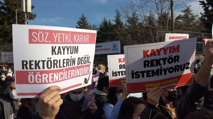 Çadır eylemi başlatan Boğaziçi Üniversitesi öğrencileri kampüsten çıkarıldı